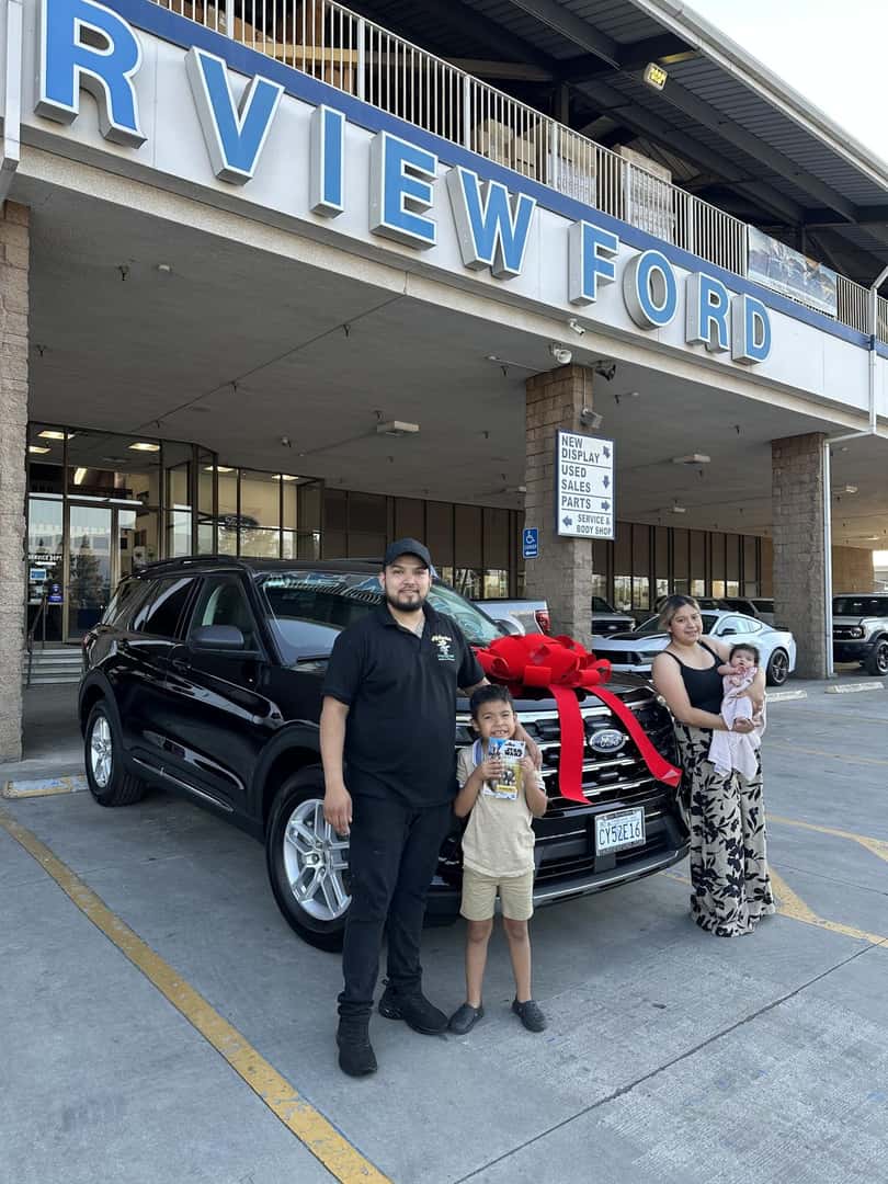 Familia hispana feliz con su nuevo Ford SUV comprado en Fairview Ford San Bernardino