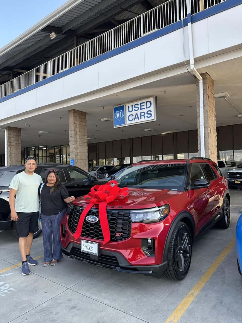 Cliente hispano feliz con su nuevo Ford troca comprada con ITIN sin Seguro Social