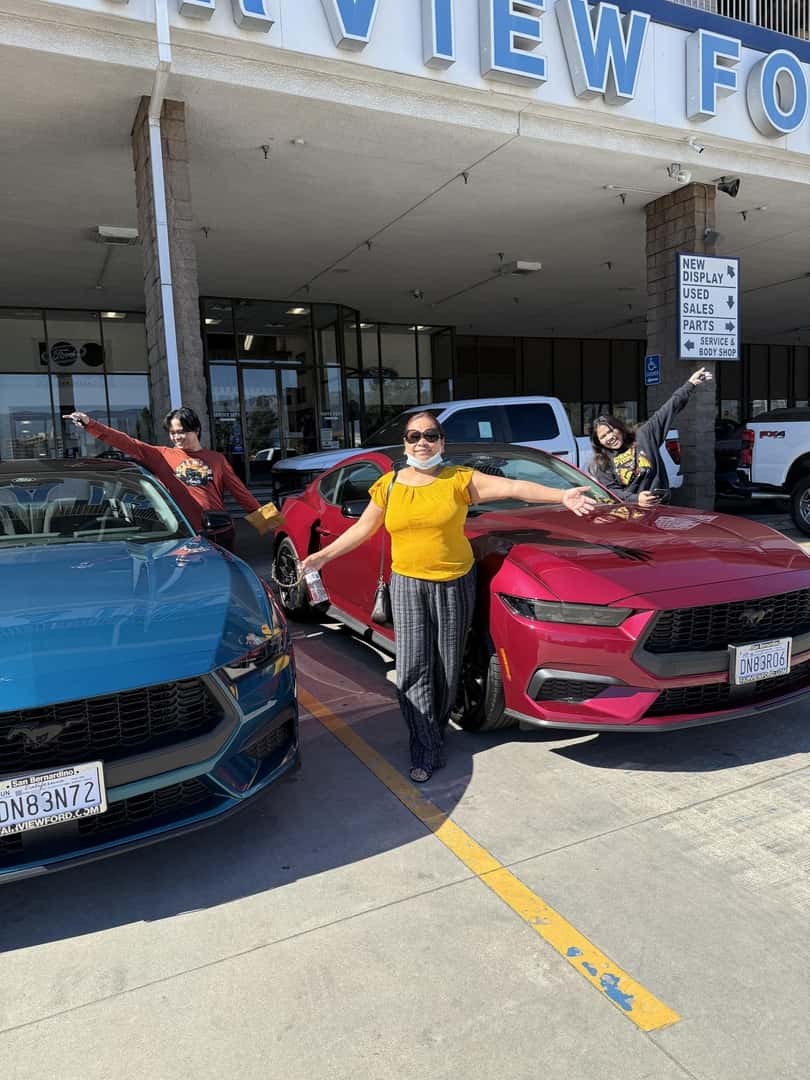 Cliente hispana feliz con su nuevo Ford comprado en Fairview Ford con financiamiento sin crédito