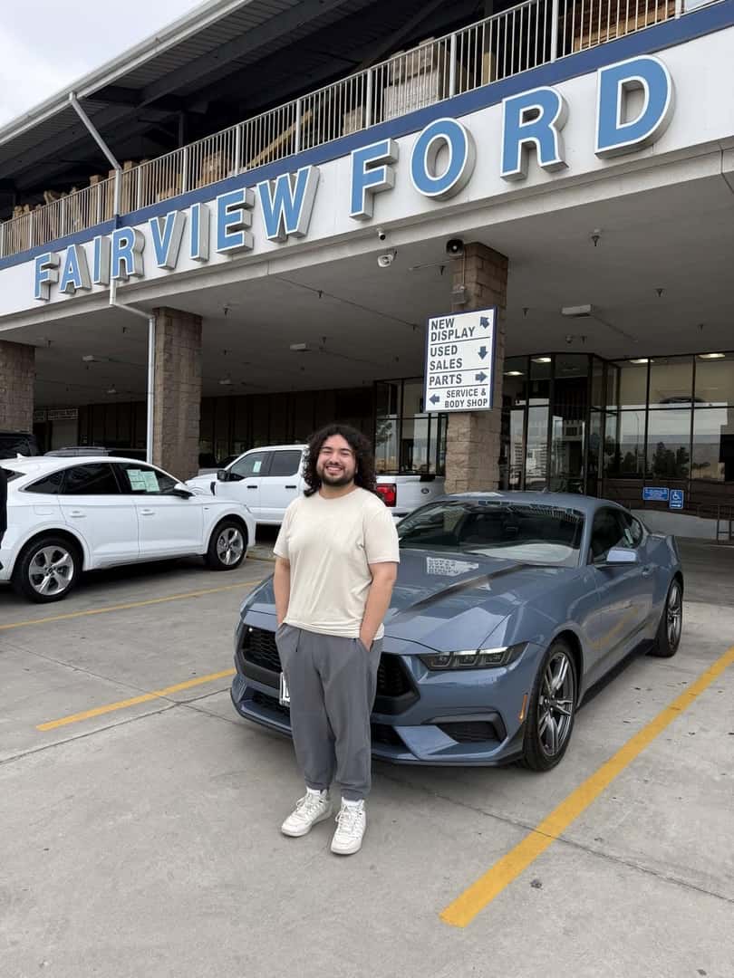 Cliente hispano feliz recibiendo las llaves de su Ford nuevo en Fairview Ford San Bernardino