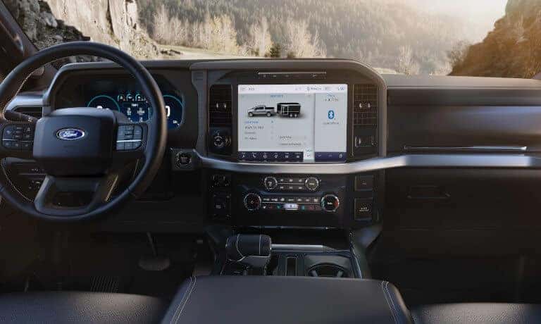 26Ford-F150-InteriorInfotainmentSystemAndDash