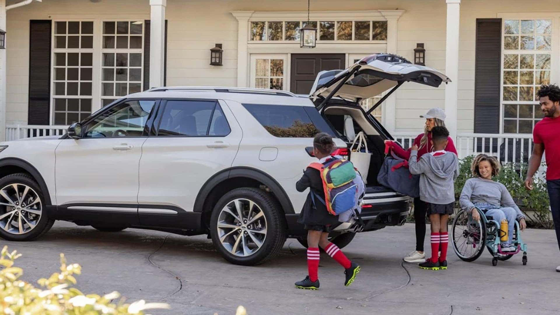 2025 ford explorer with family packing vehicle