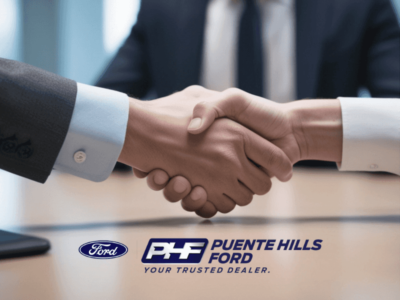 Personal de Puente Hills Ford conversando con clientes