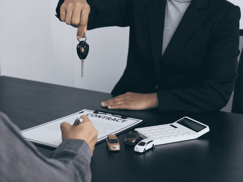 Cliente llenando una solicitud de financiamiento en línea