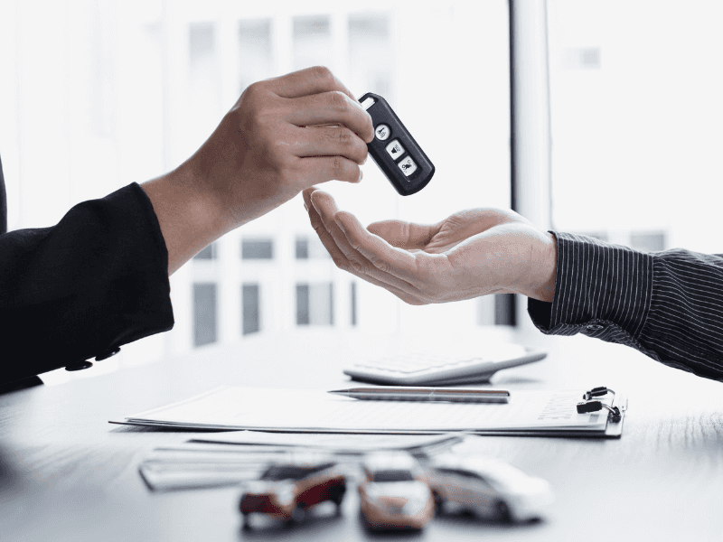 Cliente recibiendo ayuda con financiamiento en Puente Hills Ford