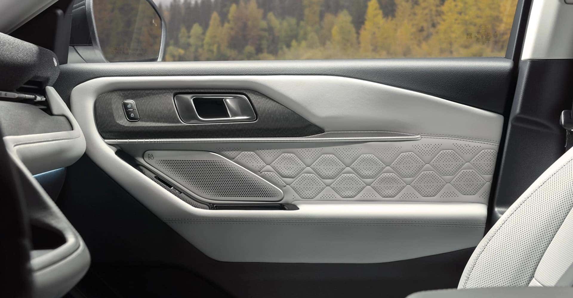 2025 Ford Explorer image 2